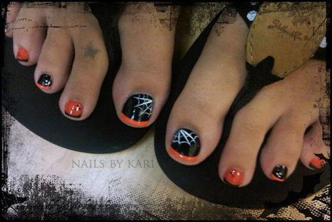 black and orange toes with decorations Halloween Toe Nails, Halloween Toes, Cute Toe Nails, Pedicure Designs, Halloween Nail Designs, Toe Nail Designs, Get Nails, Toe Nail Art, Halloween Nail Art