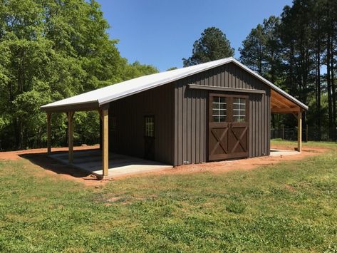 Round Bale Storage Ideas, Livestock Barn Plans, Pony Shelter, Simple Horse Barns, Metal Horse Barns, Small Pole Barn, Small Barn Plans, Barn Makeover, Small Horse Barns