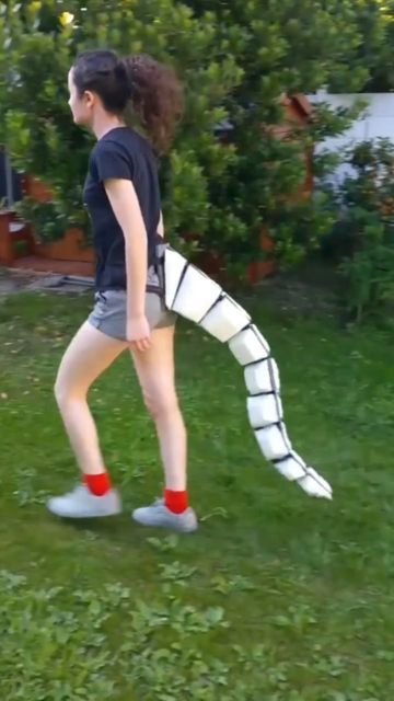 Lizard Tail Costume Diy, Dinosaur Tail Diy, Halloween Dragon Costume, How To Make A Dragon Tail, Dragon Tail Costume, Cosplay Tail Tutorial, Cosplay Dragon Tail, Lizard Costume Diy, Dragon Cosplay Diy