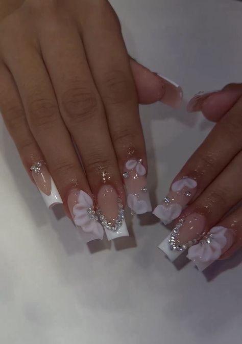 There's a new beauty trend taking over Instagram and it's absolutely stunning. Say hello to "quartz nails". Medium Nail Ideas White, Short Acrylic Nails For Graduation, Quinceañera Nails Short, Grad Nail Ideas White, Dama Nail Ideas, Nail Ideas Mid Length, Girly Acrylic Nails White, Nail Inspo Quince, Nails Acrylic For Wedding