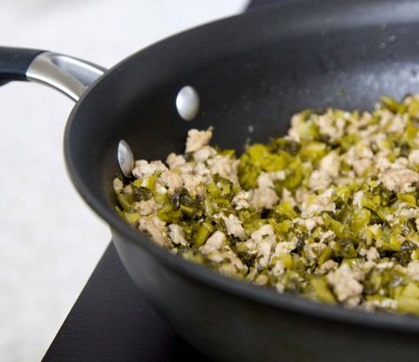 Food Makes Me Happy: Ground Pork Stir Fry with Chinese Pickled Mustard Greens - 酸菜肉末 Ground Pork Stir Fry, Chinese Chili Sauce, Ground Pork Recipe, Recipe Chinese Food, Asian Entrees, Pickled Mustard Greens, Ground Pork Recipes, Chinese Pork, Chinese Stir Fry