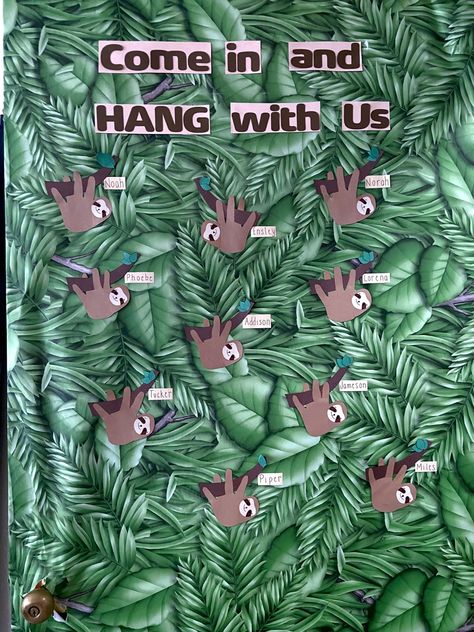 Daycare door. School art door. Decorating door ideas. Sloths. Sloth Bulletin Board Ideas, Daycare Door Ideas, Sloth Decor, Daycare Names, Baby Artwork, Nametags For Kids, Teacher Boards, Year 6, Door Decorations Classroom