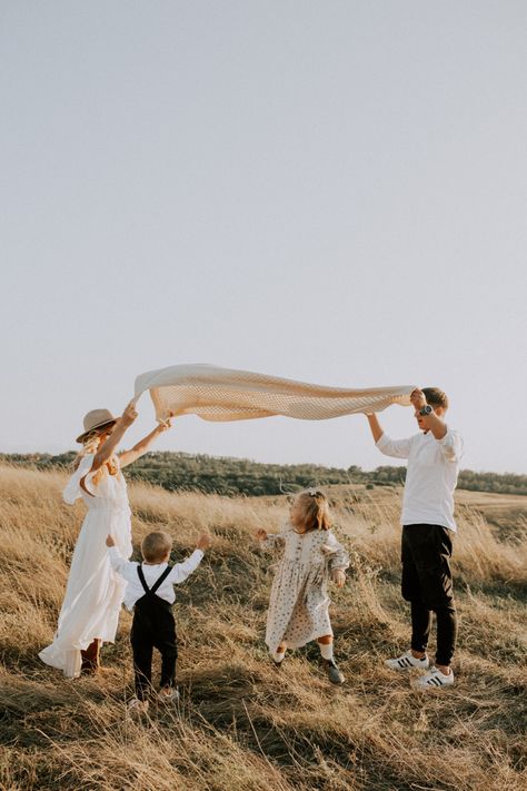 Family Photoshoot Blanket, Family Photography Inspiration, Barefoot Family Photoshoot, Family Photos In Nature, Family Photoshoot Lifestyle, Family Photoshoot Of 4, Ethereal Family Photoshoot, Natural Family Photoshoot, Wheatfield Photoshoot