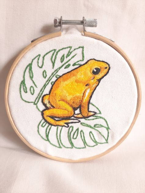 Hanmade embroidered of colombian golden poison dart/arrow frog Embroidered Frog, Colombia Art, Frog Embroidery, Poison Dart, Dart Frog, Thread Painting, March 3, Animal Projects, Bead Stitching