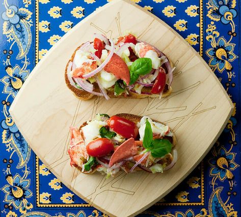 This easy recipe for lobster bruschetta is the perfect fancy appetizer or light lunch. Full of seafood and vegetable goodness! Lobster Bruschetta, Seafood Plating, Lobster Sandwich, Lobster Risotto, Grilled Lobster Tail, Lobster Pasta, Spinach Pizza, Lobster Ravioli, Grilled Lobster