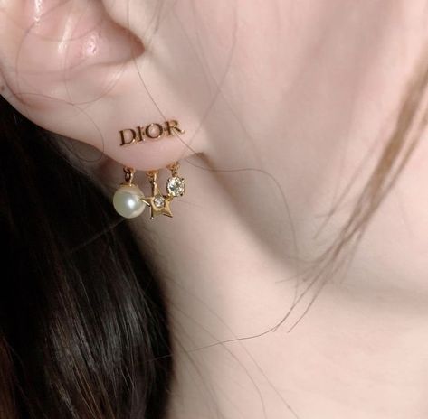 dior earrings Dior Earrings, Expensive Jewelry Luxury, Dior Jewelry, Girly Accessories, Classy Jewelry, Style Party, Expensive Jewelry, Jewelry Lookbook, Party Style