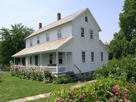 Amish Farmhouse Exterior, Amish House Exterior, Amish Farmhouse, Amish Style Home, American Countryside House, Amish Home, Amish Aesthetic, Wartime House, 1860s Farmhouse