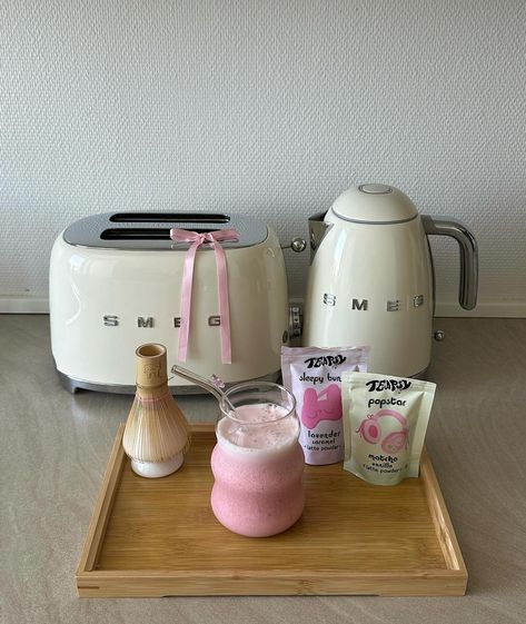 Coquette Apartment Kitchen, Kitchen Pink Aesthetic, Decorative Tray Ideas Kitchen, Girly Kitchen, Smeg Kitchen, Girly Apartments, Dream Apartment Decor, Aesthetic Kitchen, Cute Kitchen