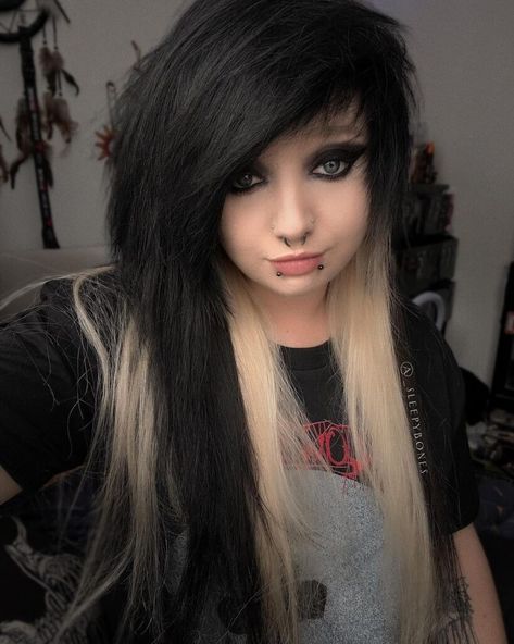 Emo Queen Makeup Looks 2010 Emo Makeup, Early 2000s Emo Makeup, Emo 2000s Makeup, Emo Makeup Looks 2000s, Queen Makeup Looks, Emo Eyebrows, Emo Makeup Ideas, 2000s Emo Makeup, Emo Makeup 2000s