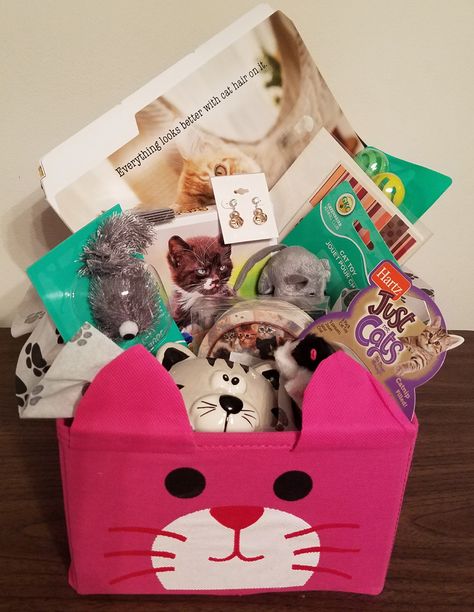 Cat-themed Basket Bingo Baskets Themes, Cat Gift Basket, Raffle Gift Basket Ideas, Pet Gift Basket, Silent Auction Basket, Basket Raffle, Auction Gift Basket Ideas, Anniversary Gift Baskets, Theme Baskets