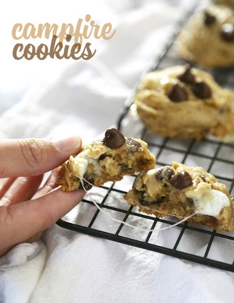 Campfire Cookies.. super ooey gooey cookies loaded with marshmallows and graham crackers! Campfire Cookies, Cookies And Cups, Drop Cookie Recipes, Gooey Cookies, Favorite Cookie Recipe, Cookie Brownie Bars, Summer Cookies, Drop Cookies, Cookie Cups