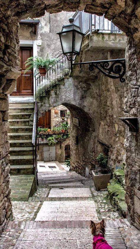 Stone Buildings Old, Old European Buildings, Country House Patio, Italian Architecture Aesthetic, Old Buildings Aesthetic, Old Cities, European Village, Bg Design, Italian Village