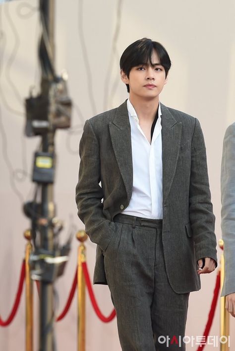 190424 The Fact Music Awards King Taehyung, Truth Untold, V Bts Wallpaper, Black Outfits, Fan Fiction, Inspired Outfits, Bts Members, V Taehyung, Daegu