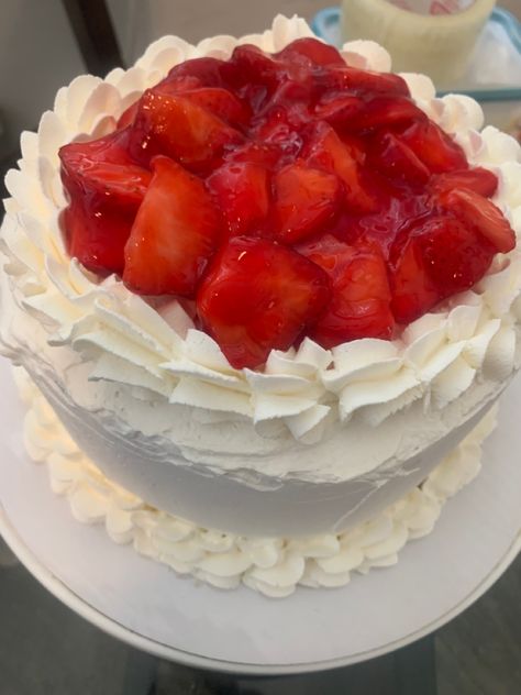 White cake with whipped cream frosting and strawberries Casada Cake, White Icing Cake, White Cake With Strawberries, Fluffy White Cake, Cake With Whipped Cream Frosting, Cake With Whipped Cream, Cake With Strawberries, Icing Cake, Strawberry Jelly