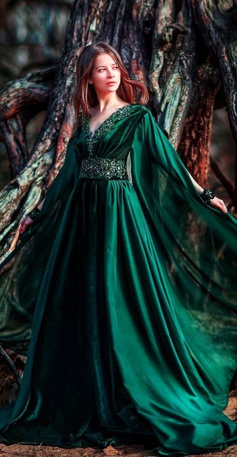 Green Fantasy Dress, Gore Fashion, Asgardian Dress, Dress Design For Women, Medieval Dress Princess, Elven Style, Silk Dress Design, Raw Silk Dress, Medieval Gown