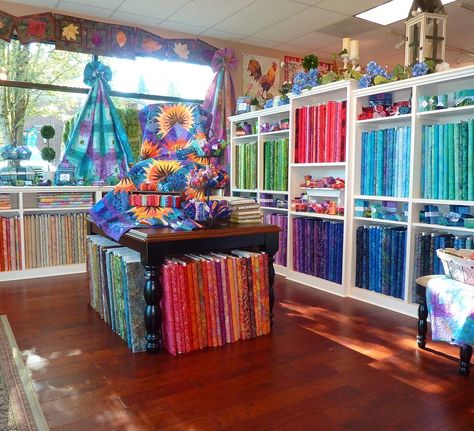 Quilt Shop Displays, Fabric Shop Display, Granny Christmas, Fabric Store Displays, Quilt Sampler, Long Arm Quilting, Quilt Display, Quilt Studio, Quilt Shops