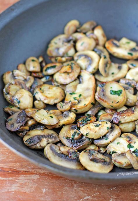 These easy Garlic Herb Mushrooms make a tasty side dish or steak topping! A serving is just 52 calories or 1 SmartPoint on WW Weight Watchers Green, Blue or Purple plans. Topping For Steak, Purple Recipes, 2b Recipes, Ww Sides, Vegeterian Dishes, Steak Toppings, Butternut Squash Quinoa Salad, Smartpoints Recipes, Stomach Rumbling