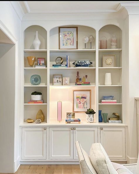 Cubby Ideas Living Room, Grandmillenial Bookshelf Styling, Charleston Bedroom Aesthetic, Charleston Houses Interior, Fancy Room Decor, Painted Built Ins, College House, Southern Home, House Room