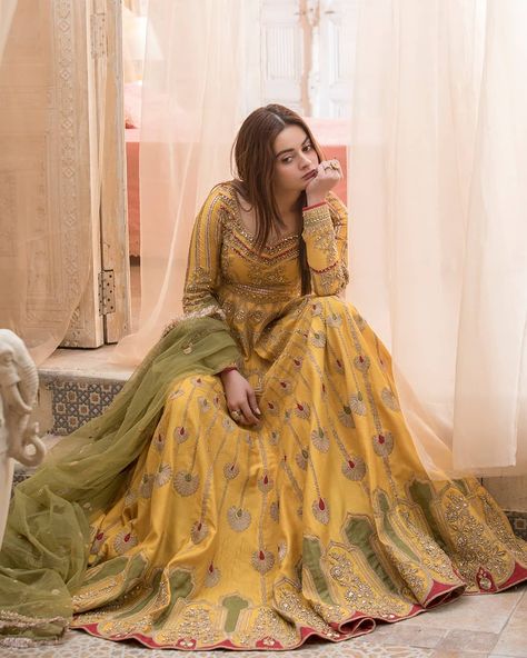 3,194 Likes, 38 Comments - Erum Khan (@erumkhancouture) on Instagram: “Jan-e-Baharan ~ An orchestra - alluding to the season of abundance, this flaxen hued piece is…” Elegant Frocks, Shaadi Dresses, Dp Ideas, Minal Khan, Mehndi Dress, Pakistani Formal Dresses, Bridal Dresses Pakistan, Pakistani Wedding Outfits, Dp Images