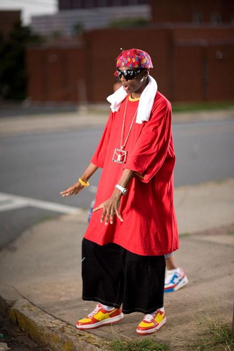 15. This outfit is 2007 in a nutshell. A 5XL t-shirt, shorts that reach your ankles and crazy color footwear.  I cannot say that Soulja boy started this trend, but I can say every rapper, especially from the south wore this uniform. 2000s Fashion Men, 2000s Hip Hop, 90s Fashion Outfits Hip Hop, Looks Hip Hop, Estilo Cholo, 2000s Clothing, 2000s Outfit, Casual Attire For Women, 2000s Streetwear