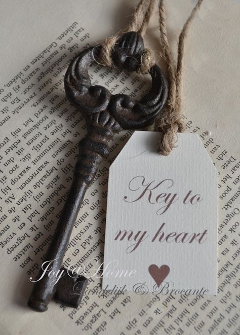 heart met brocante - Google Search Skelton Key, Key Crafts, Under Lock And Key, Old Keys, Antique Keys, Key To Happiness, Keys Art, Locks & Key, Heart And Key