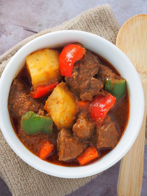 Mechadong Baka is a Filipino-style beef stew made of larded beef chunks, potatoes, and carrots. Braised in citrus juice, soy sauce, and tomato sauce, this beef mechado is a hearty and tasty meal perfect with steamed rice. Beef Afritada, Beef Kaldereta Recipe, Kaldereta Recipe, Mechado Recipe, Filipino Beef Stew, Caldereta Recipe, Beef Mechado, Beef Caldereta, Kawaling Pinoy