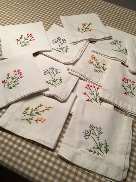 Embroidery Rumal Design, Simple Hand Embroidery Designs, Handkerchief Design, Handkerchief Embroidery, Towel Embroidery Designs, Embroidery Napkins, Clothes Embroidery Diy, Simple Hand Embroidery Patterns, Hand Sewing Projects