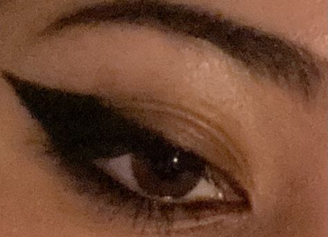 Thick Eyeliner Aesthetic, Early 2000s Eyeliner, Eyeliner With No Lashes, Grunge Eyeliner Aesthetic, Thick Eyeliner Grunge, Edgy Eyeliner Aesthetic Hooded Eyes, Big Liner Eye Makeup, Puppy Dog Eyeliner Alt, Heavy Eyeliner Makeup Grunge