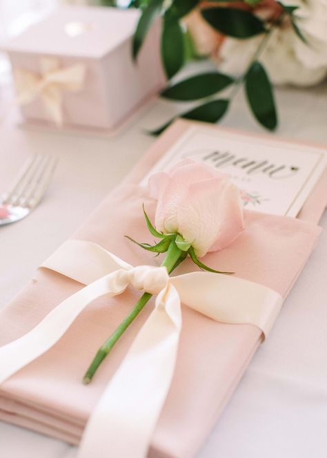 Napkins With Menu Wedding, Light Pink Napkins Wedding, Blush Pink Table Setting Wedding, Pink And Gold Place Settings, Light Pink Roses Wedding, Blush Pink Napkins Wedding, Light Pink Table Setting, Simple Pink Wedding Decor, Pink And White Tablescape