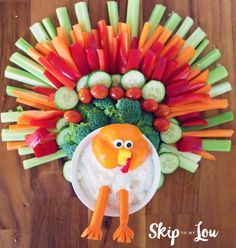 Easy veggie turkey appetizer with homemade ranch dip. The perfect recipe for your thanksgiving dinner! Veggie Turkey, Turkey Veggie Tray, Thanksgiving Veggies, Turkey Appetizers, Ranch Dip Recipe, Homemade Ranch Dip, Thanksgiving Snacks, Turkey Platter, Decorações Com Comidas