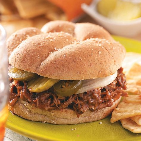 Slow-Cooked Barbecued Beef Sandwiches Jalapeno Pickles, Shredded Beef Sandwiches, Slow Cooker Bbq Beef, Bbq Beef Sandwiches, Beef Barbecue, Chicken Barbecue, Beef Sandwich Recipes, Grill Sandwich, Roast Beef Sandwich