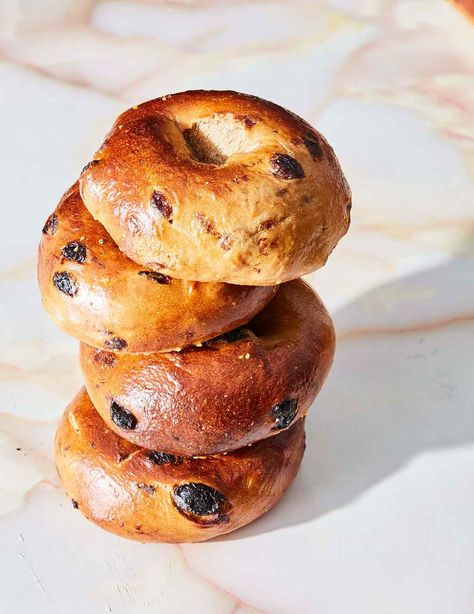 Whip up a batch of these warmly spiced homemade bagels on the weekend and look forward to breakfast all week long. Bagels Ideas, Bagel Ideas, Cinnamon Raisin Bagels, Raisin Bagels, Cookie Breakfast, Gourmet Bakery, Foods From Around The World, Cinnamon Raisin, Yeast Breads