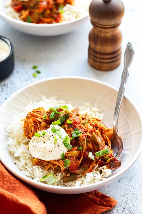 This recipe screams ‘winter cozy’ to us! It’s also the type of meal we reach for when we are exhausted and just need something ridiculously easy to cook. Low Fodmap Ramen, Microbiome Foods, Low Fodmap Chili, Low Fodmap Dinner Recipes, Low Fodmap Dinner, Low Fodmap Chicken Recipes, Fodmap Slow Cooker, Fodmap Chicken Recipes, Fodmap Meals