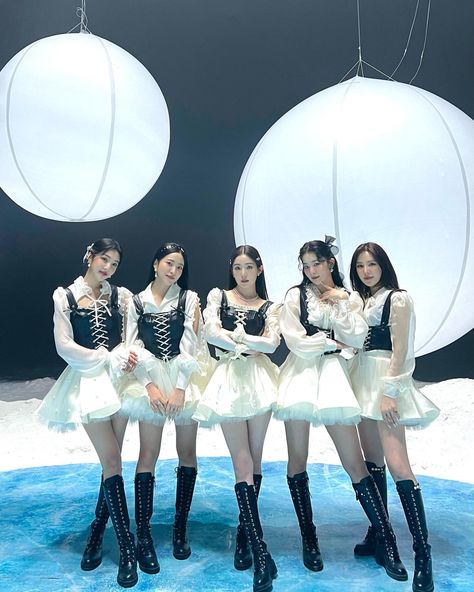 joystgrm on Twitter: "[INSTAGRAM POST] - 5P 🖤☁️🖤 https://t.co/fzA3s5zcNs @RVsmtown #RedVelvet #레드벨벳 #Joy #조이 #TRF2022 220323 · 15:28:14 KST… https://t.co/KcKyUpfG3b" Red Velvet Outfit, Red Velvet Outfits, Feel My Rhythm, Red Velvet Photoshoot, Joy Instagram, Irene Red Velvet, White Lace Shirt, Kang Seul-gi, Dancers Outfit