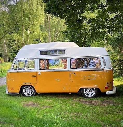 Vw Bay Window, Vw Bus T2, Kombi Van, Bus Ideas, Garden Cabins, Vw Combi, Vw Bus Camper, Combi Vw, Vintage Volkswagen