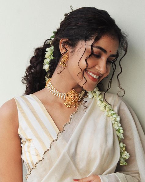 Laddu Gopal Dresses, Traditional Hairstyle, Fancy Sarees Party Wear, Anupama Parameswaran, Saree Poses, Curly Hair Styles Easy, Short Hair Tutorial, Indian Actress Hot Pics, Saree Look