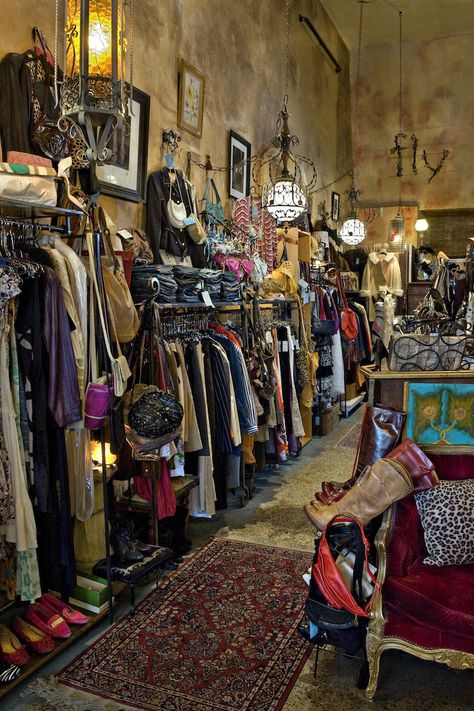 The vintage way... Head Shop Ideas, Vintage Clothing Shop Interior, Thrift Store Inspiration, Vintage Botique Interiors, Vintage Shop Decor, Vintage Shop Display Ideas, Vintage Store Displays Boutiques, Thrift Vintage Aesthetic, Clothing Store Aesthetic Interior