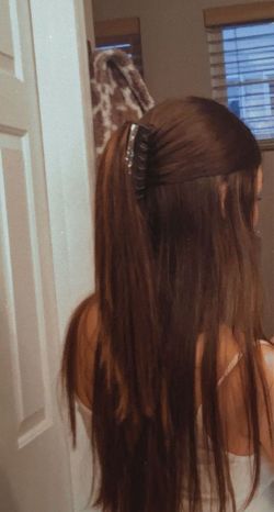 Half Up Half Down Hair Simple, Pretty Hair Aesthetic, Half Up Straight Hair, Hair Down Hairstyles For School, Doctor Hairstyles, Quick Cute Hairstyles For School, Clip In Extension Hairstyles, Straight Hairstyles For School, School Photo Hairstyles