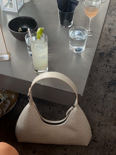 by far amber bag in NYC #drinks #nyc #fashion #fashionstyle #modern #designerbag #byfar #amber #blog #blogger #fashionblog #fashionblogging Byfar Bag Amber, By Far Amber Bag Outfit, By Far Amber Bag, By Far Bag Outfit, By Far Bag, Woman Purse, Bag Outfit, Inspo Pics, Clothes Style