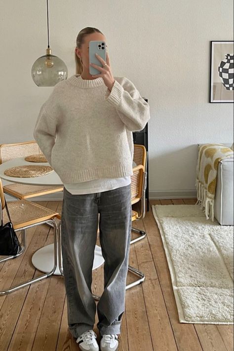 Winter Going Out Outfits, Mantel Outfit, Looks Adidas, 00s Mode, Pullovers Outfit, Winter Outfits Aesthetic, Skandinavian Fashion, Pullover Outfit, Chique Outfits