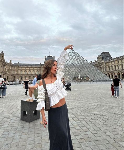 Parisian Life, Outfit Primavera, Paris Tours, Spring Fits, Paris Outfits, Cute Relationship Goals, How To Pose, Travel Dreams, Louvre