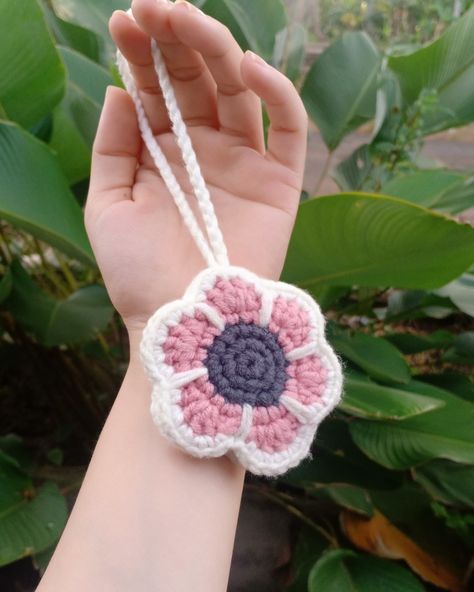 Crochet Flower Bag Charm Pattern, Flower Charm Crochet, Crochet Bag Charm Ideas, Small Crochet Charms, Crochet Bag Charm Pattern, Flower Pouch Crochet, Crochet Bag Charms Free Pattern, Crochet Charm Bag, Bag Charms Crochet