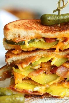 Dill Pickle Bacon Grilled Cheese. This is the best sandwich ever with loads of crispy bacon, gooey cheese and crunchy dill pickles. Grilled cheese will never be the same again! Pickle Grilled Cheese, Grilled Cheese Recipe, Bacon Grilled Cheese, Bacon Sandwich, Grilled Cheese Recipes, Homemade Pickles, Steak Sandwich, Grilled Sandwich, Sloppy Joe