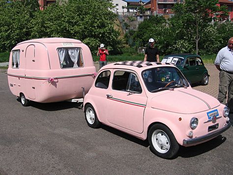 Fiat 500 in Pink mit Wohnwagen - the perfect camping rig for a southern girl.  If you don't like it you can "go pitch a tent"! :) Caravan Vintage, Camper Vintage, Camping Vintage, Tout Rose, Vintage Caravans, Honda Element, Vintage Travel Trailers, Vintage Trailers, Pink Car