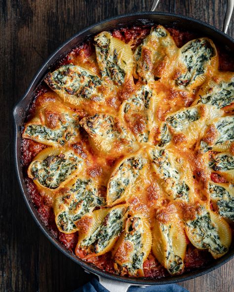 Pasta shells with tomato sauce, spinach and ricotta Spinach Cheese, Dinner Ideas Stuffed Shells, Spicy Stuffed Shells, Jumbo Stuffed Shells Recipe, Cozy Meals Healthy, Ricotta Stuffed Shells Recipe, Skillet Stuffed Shells, Dinner Spinach, Recipe Ricotta