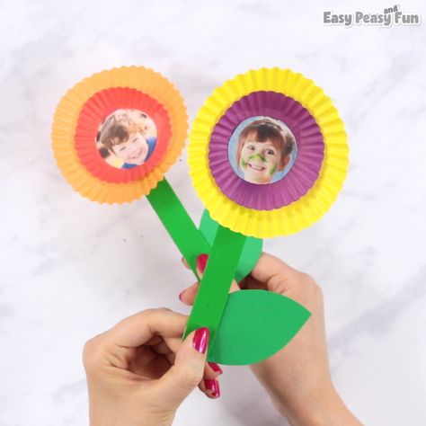 Cupcake Liner Flower Craft for Kids Cupcake Liner Crafts, Cupcake Liner Flowers, Popsicle Stick Crafts For Kids, Pig Crafts, Frog Crafts, Creative Kids Crafts, Inexpensive Crafts, Mother's Day Crafts, Yarn Flowers