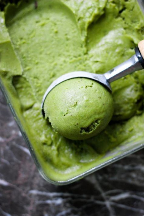 3 Ingredient Matcha Ice Cream Paleo Vegan | Pinned to Loveleaf Co. Matcha Breakfast, Healthy Vegan Dessert, Matcha Green Tea Recipes, Matcha Cheesecake, Vegan Ice Cream Recipe, Matcha Ice Cream, Green Tea Recipes, Matcha Recipe, Paleo Vegan