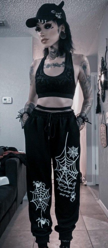 Goth Gym Clothes, Goth Gym Outfits, Gym Goth, Masc Aesthetic, Gothic Girl, Dark Style, Gym Outfits, Fit Ideas, Gothic Girls