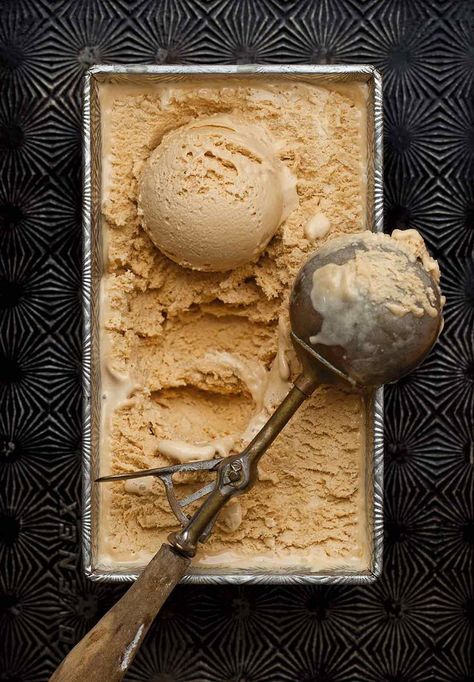 Salted Caramel Ice Cream Caramel Ice Cream Recipe, Pops Recipes, Butterscotch Ice Cream, Hemgjord Glass, Ice Cream Salt, Scoop Of Ice Cream, Salted Caramel Ice Cream, Ice Cream Maker Recipes, Caramel Ice Cream