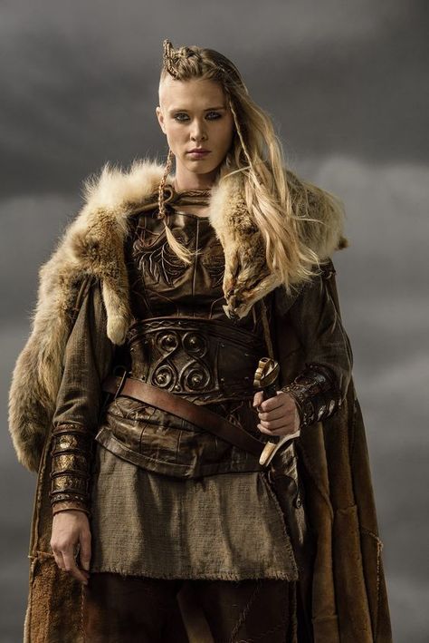 Viking inspo http://imgur.com/gallery/laemA Gaia Weiss, Costume Viking, Ren Fair, Ren Fest, Viking Costume, Viking Women, Vikings Tv, Shield Maiden, Viking Woman